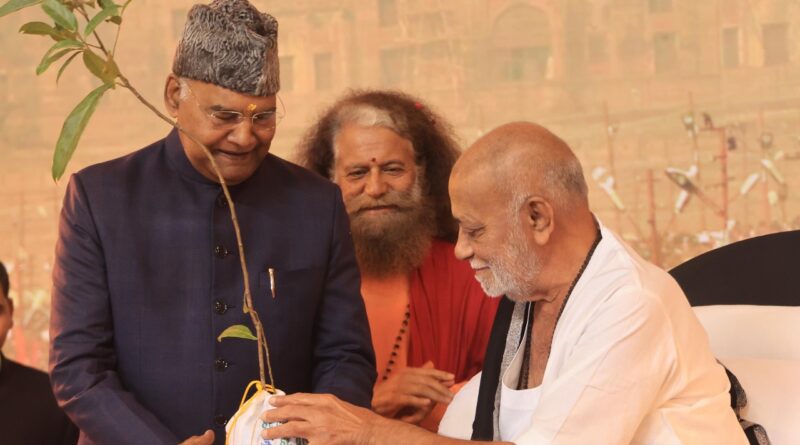 भारत के महामहिम राष्ट्रपति रामनाथ कोविंद परमार्थ निकेतन शिविर अरैल प्रयागराज पधारे। राष्ट्रीय संत मोरारी बापू के श्रीमुख से सुनी रामकथा