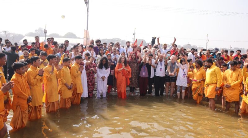 प्रयाग महाकुंभ में दुनिया के कोने कोने से आ रहे हैं श्रद्धालु