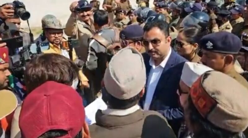 विधायकों पूर्व विधायकों के वेतन भत्ते एवं पेंशन बढ़ाने के विरोध में विधानसभा जा रहे मोहित डिमरी को साथियों सहित पुलिस ने रोका