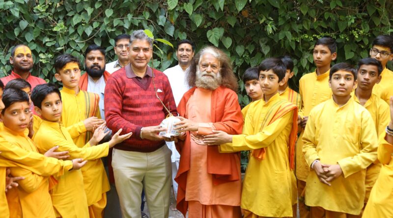 स्वामी चिदानन्द सरस्वती जी और संस्कृत शिक्षा सचिव दीपक कुमार गैरोला के बीच चार धाम चार वेद पर हुई विशेष चर्चा