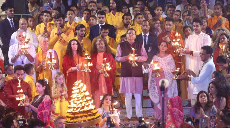 मुख्यमंत्री धामी ने परमार्थ निकेतन द्वारा आयोजित अंतर्राष्ट्रीय योग महोत्सव का उद्घाटन किया