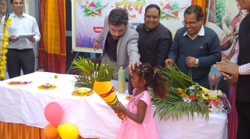 जिलाधिकारी ने कोटद्वार बोक्सा जनजाति बालिका विद्यालय पहुंचकर मनाई होली। बच्चों को दिया विशेष भोज, बांटे उपहार। बच्चों ने कहा धन्यवाद
