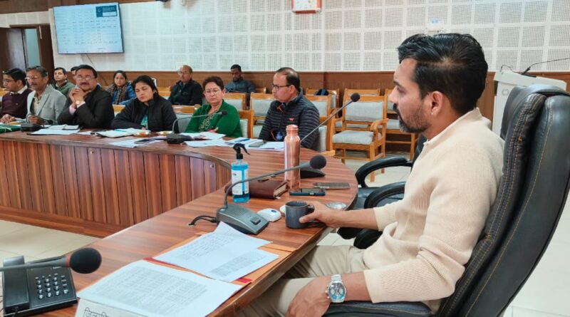 जिलाधिकारी ने जिला योजना समेत विभिन्न योजनाओं की समीक्षा बैठक ली। सम्बंधित अधिकारियों को दिए सख्त निर्देश